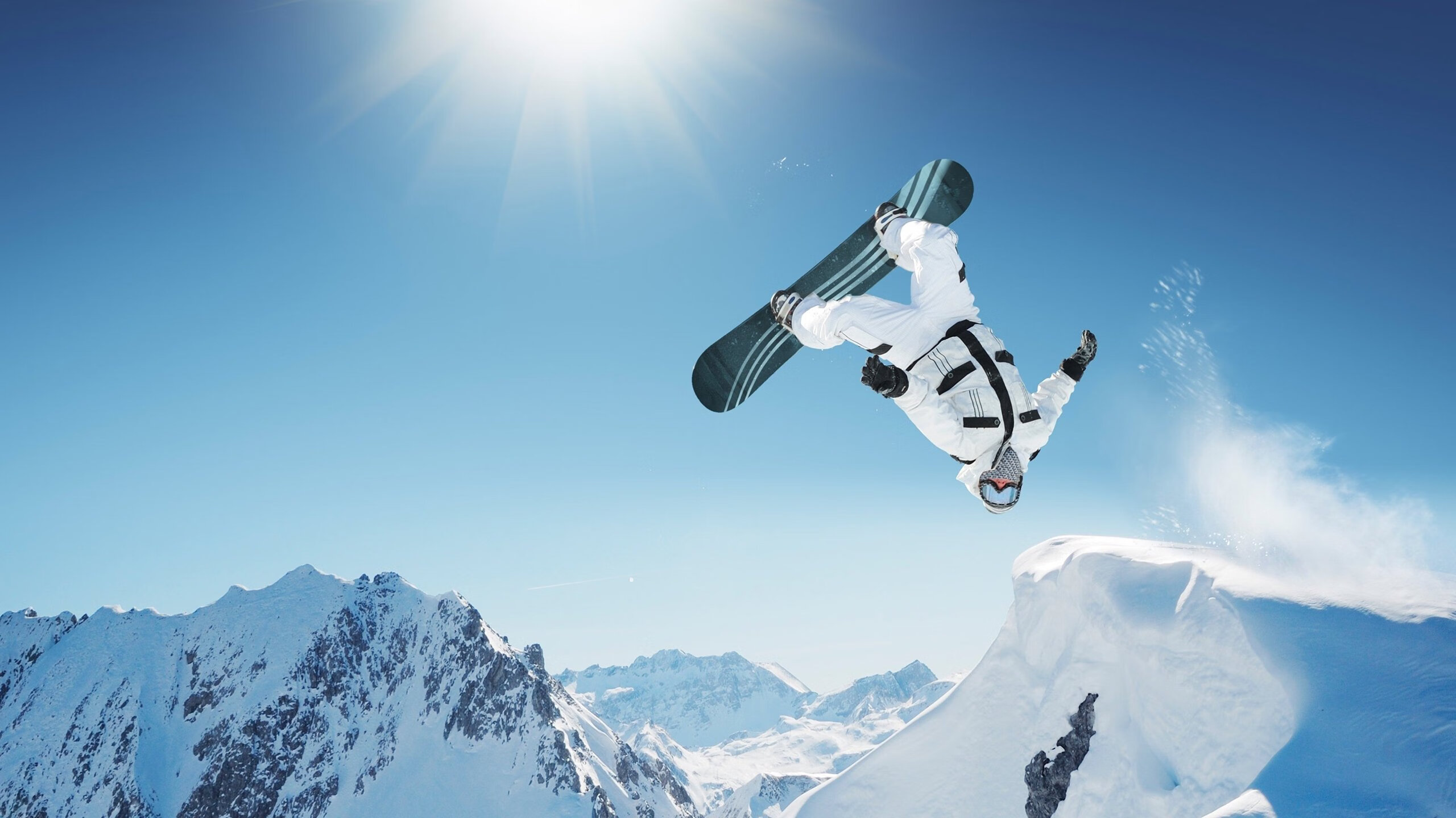 夜间自由潜水表演，光影交错尽显海底魅力，夜间潜水训练事件